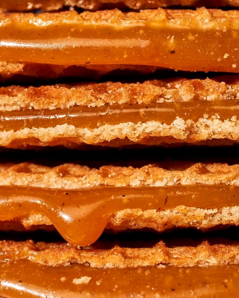 Secțiune printr-un stroopwafel: două foi subțiri de vafă și stratul de caramel dintre ele