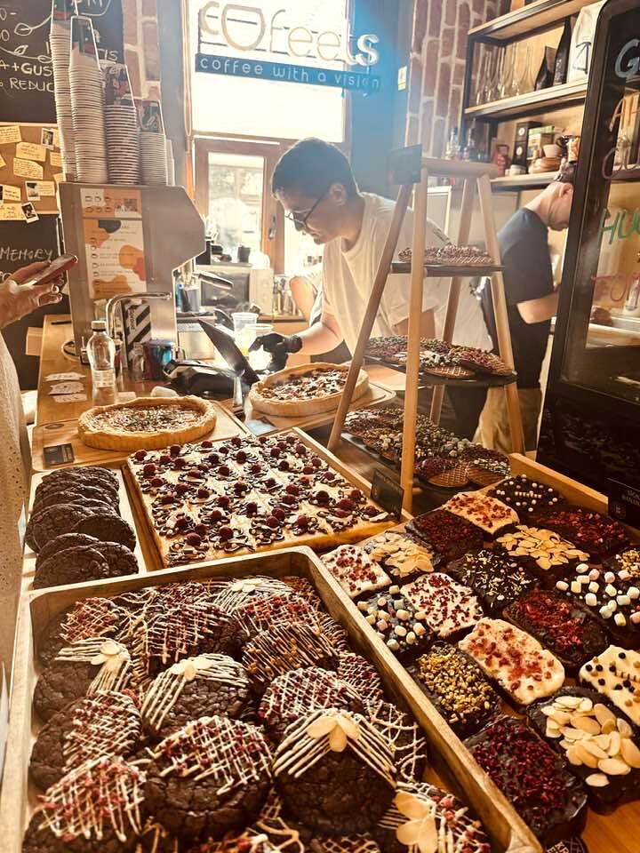 Atelierul Krem Atelier, cu tăvi de prăjituri și stroopwafels pregătite pentru vânzare