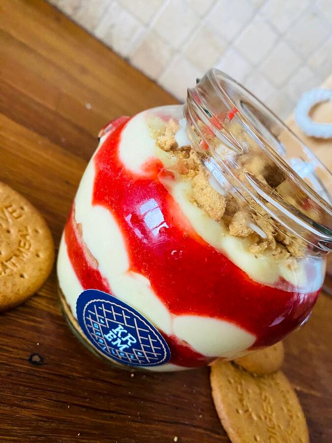 Desert la borcan cu cremă de vanilie, sos de căpșuni și crumble