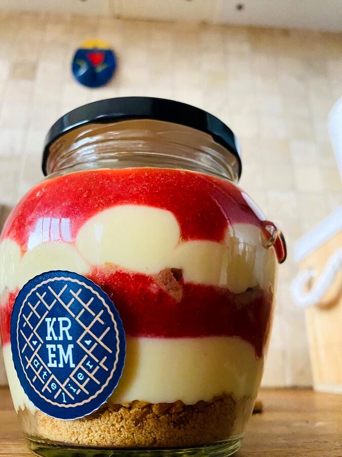 Borcan mare cu desert în straturi, cu etichetă Krem Atelier