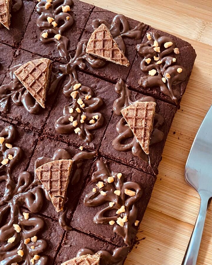 Brownie tăiat în pătrate, cu ciocolată, alune și bucăți de stroopwafel