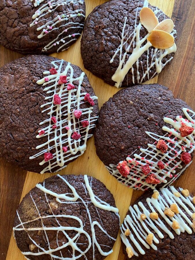 Cookies de cacao cu dungi de ciocolată albă și zmeură liofilizată