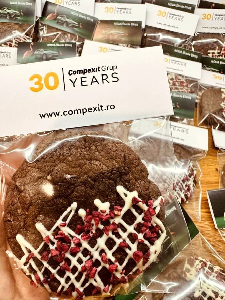 Stroopwafel ambalat lângă o felicitare Compexit Grup, 30 de ani