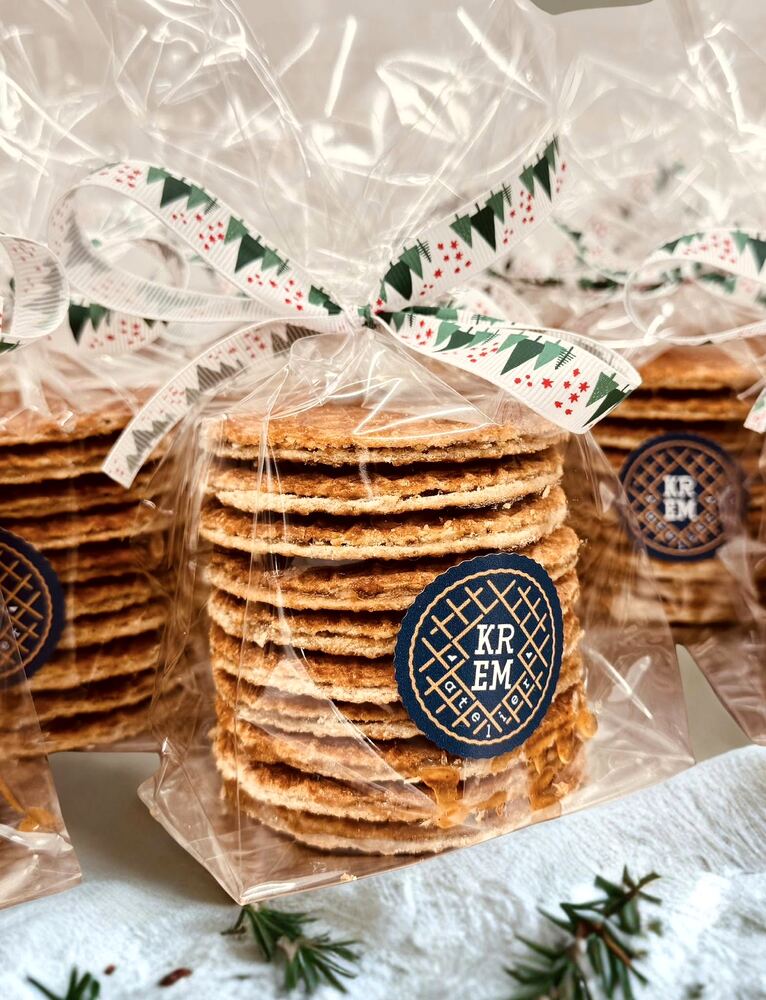 Stivă de stroopwafels în pungă transparentă, legată cu fundă de sărbători