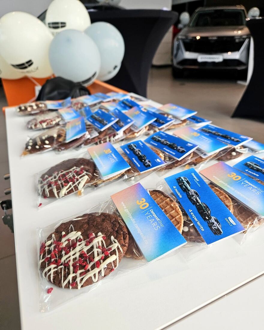 Stroopwafels ambalate, așezate pe o masă la un eveniment de firmă