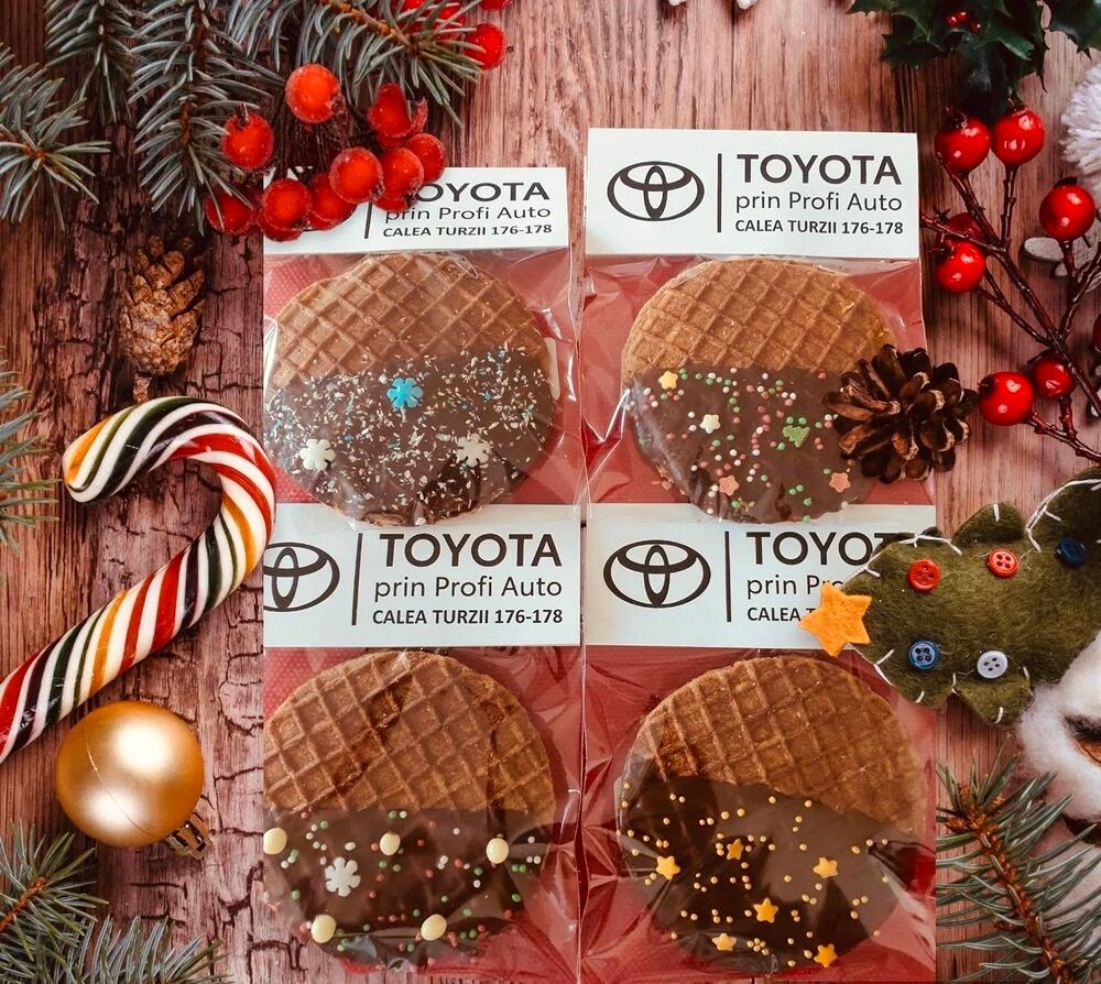 Stroopwafels ambalate individual, cu eticheta Toyota prin Profi Auto, între decorațiuni de iarnă