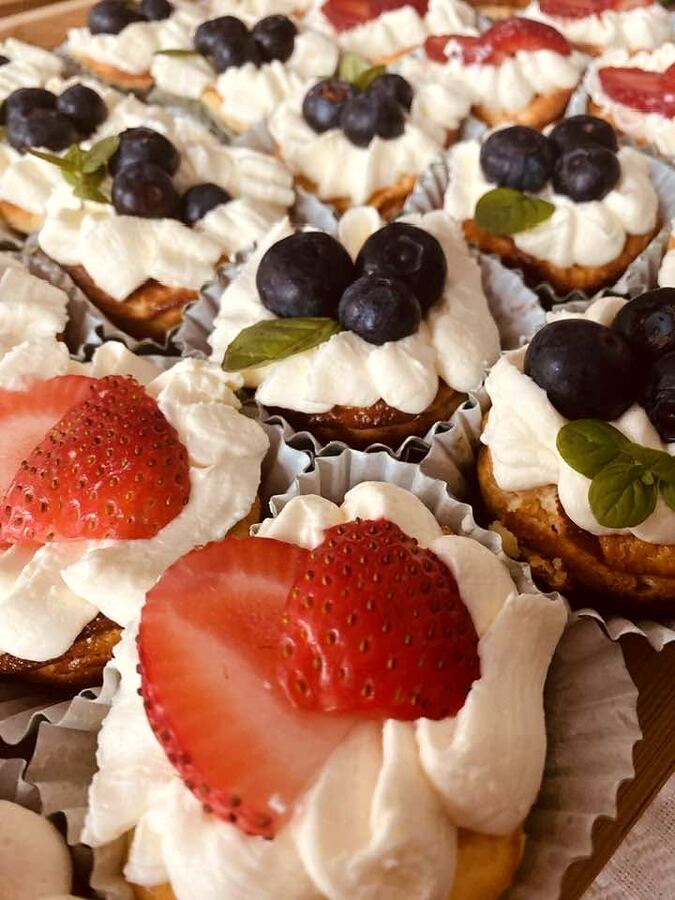 Cupcakes cu frișcă, căpșuni proaspete și afine