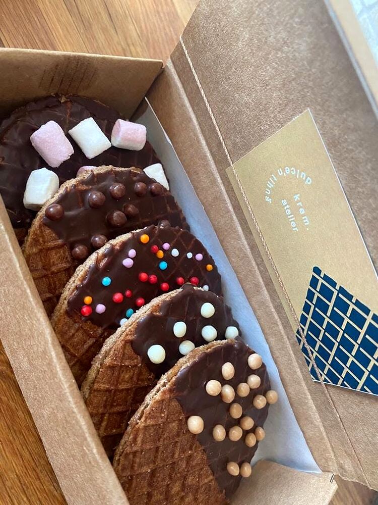 Cutie de cadou cu stroopwafels decorate și felicitare Krem Atelier