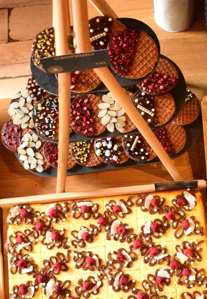 Etajeră de lemn cu stroopwafels decorate, pregătită pentru un eveniment