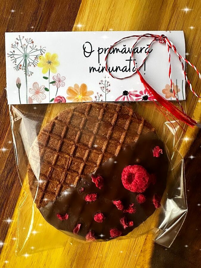 Stroopwafel glazurat, ambalat cu o felicitare de primăvară