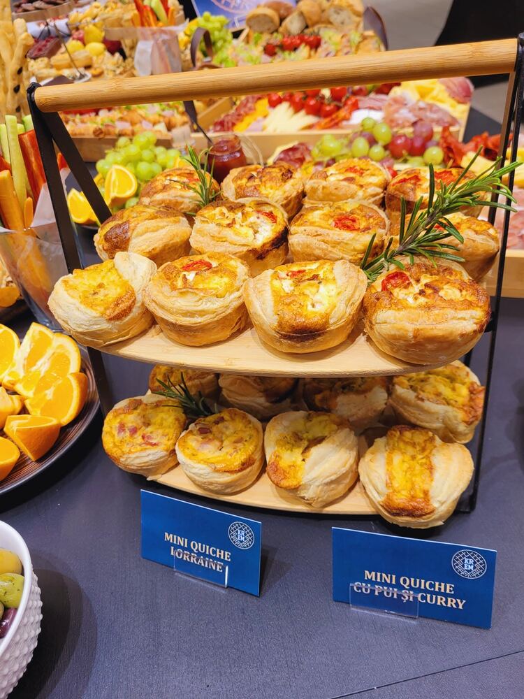 Etajeră cu mini quiche Lorraine și mini quiche cu pui și curry