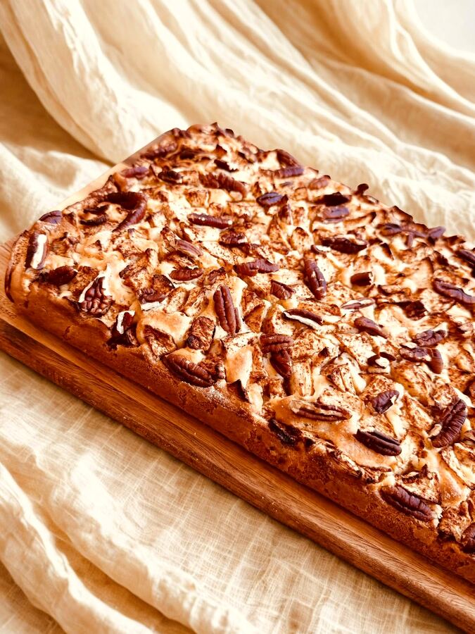 Prăjitură cu nuci pecan, coaptă într-o tavă lungă