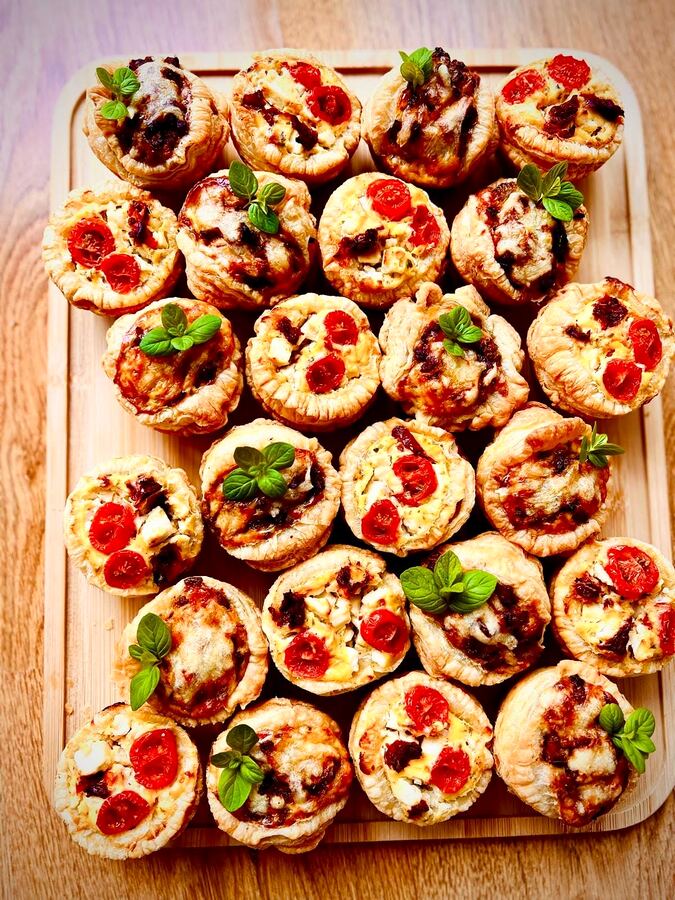 Mini pizzette din foietaj cu roșii cherry și busuioc
