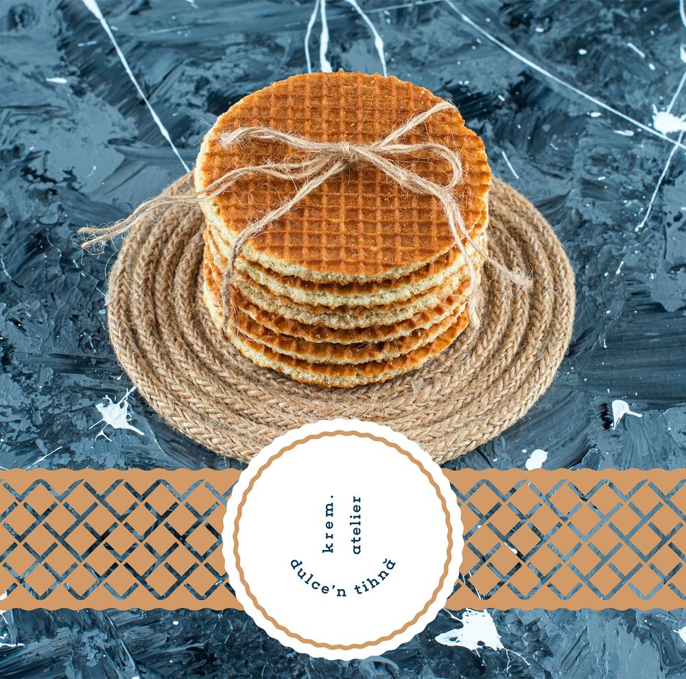 Stivă de stroopwafels legată cu sfoară, cu eticheta rotundă Krem Atelier