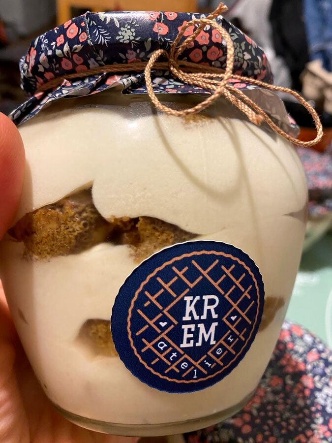 Tiramisu servit în borcan de sticlă, cu etichetă Krem Atelier