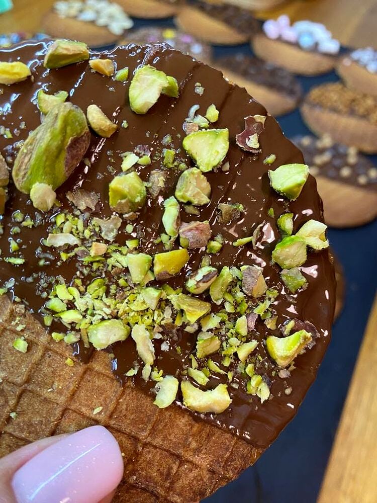 Stroopwafel glazurat cu ciocolată neagră și fistic