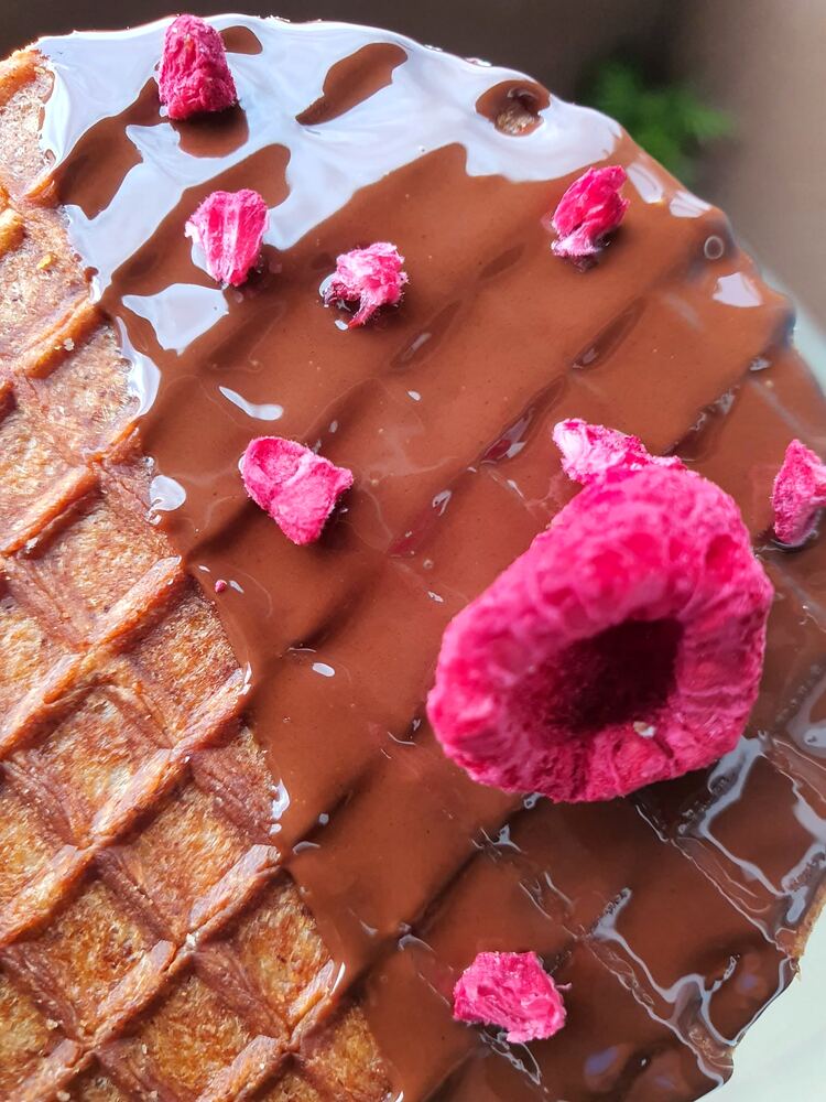 Stroopwafel glazurat cu ciocolată și zmeură liofilizată
