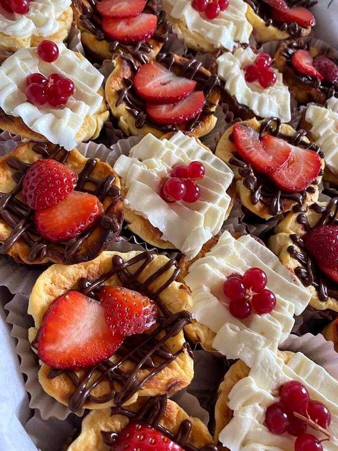 Cupcakes decorate cu frișcă, căpșuni și bucăți de stroopwafel
