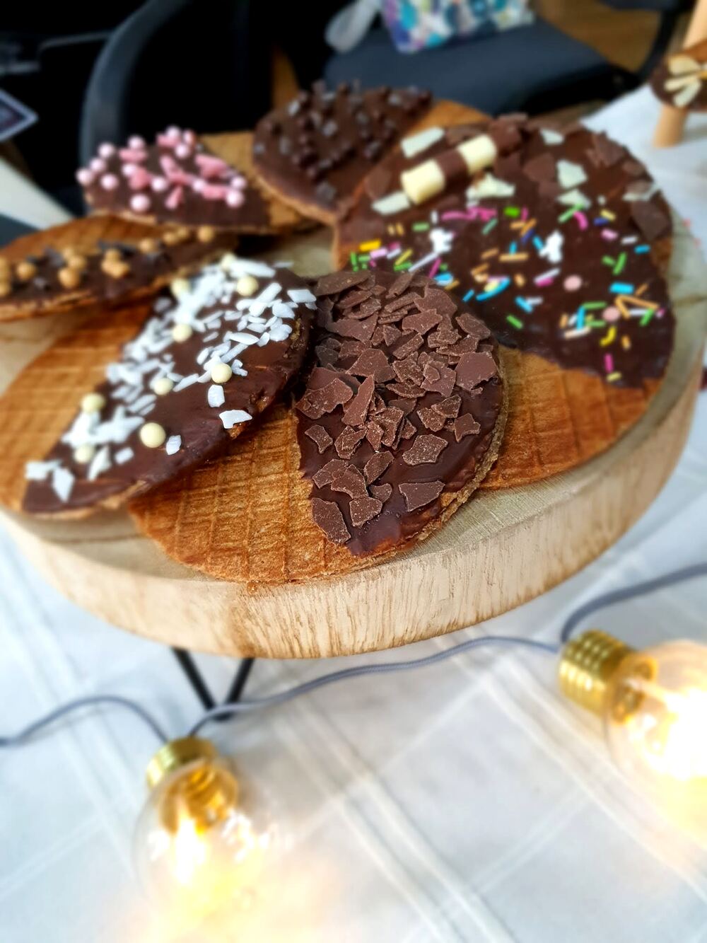 Stroopwafels decorate, așezate pe un platou rotund de lemn