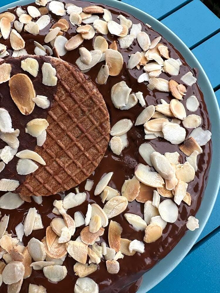 Stroopwafel glazurat cu ciocolată și fulgi de migdale