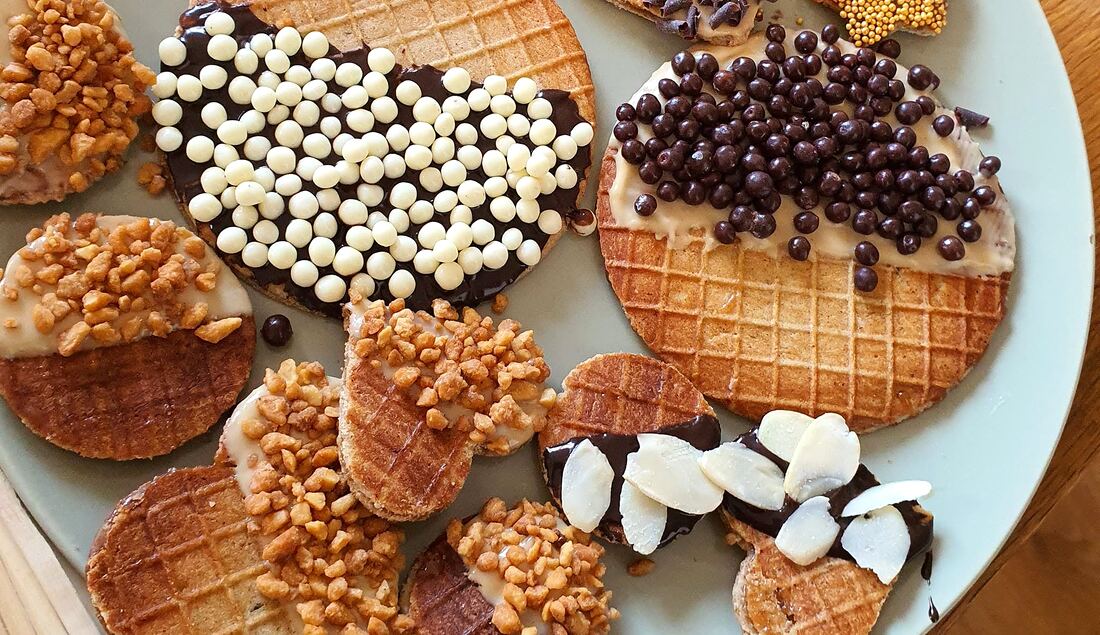Zeci de stroopwafels decorate diferit, văzute de sus